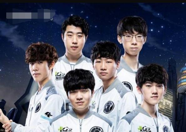 Way 神泰坦在整场比赛中表现出色 Smash 羽毛到处飞舞，赢得了第一场比赛 T1 2-1 KT Rolster