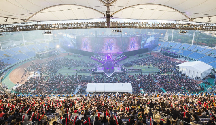 得分领先！ Hope 在团战中的终极技能造成了爆炸性的AOE伤害， Anyone's Legend 首先取得了赛点