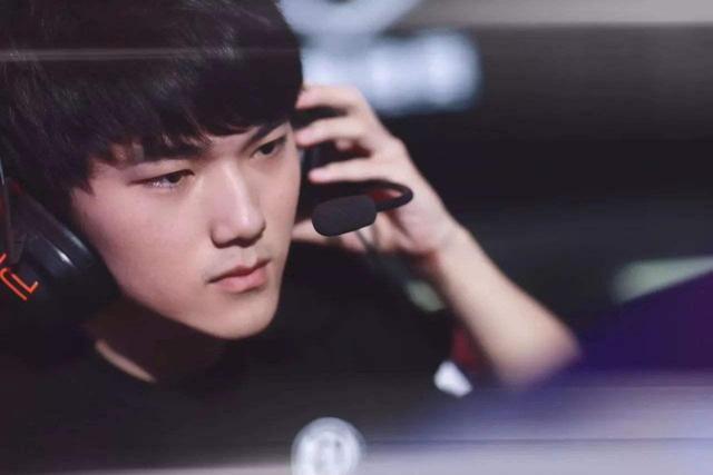 虎牙官方公告： Weibo Gaming 打野 Tian 将于明天开始他的首次直播， Tian 转发：我回来了~