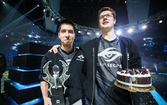 赛后采访小伞：和cat走下路不用带脑子