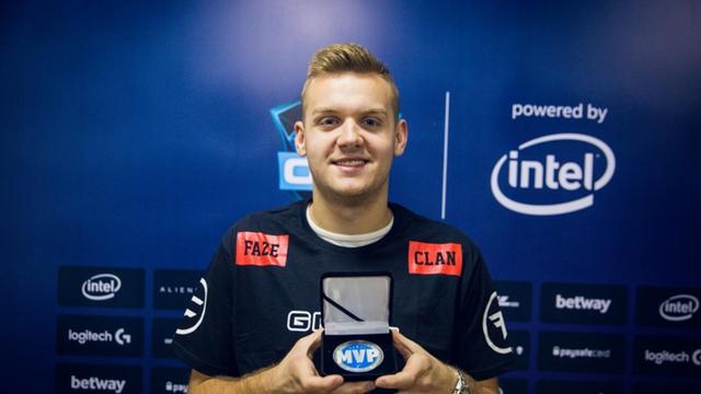 Shiro 的飞机输出无敌， Emo 的Xiaoxiao被NTS的沙王压制，Tidebound赢得了第一场比赛